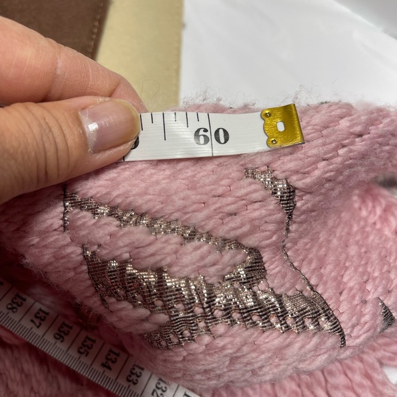 Louis Vuitton Wool Scarf in Pink, preloved. - Picture 10 of 11